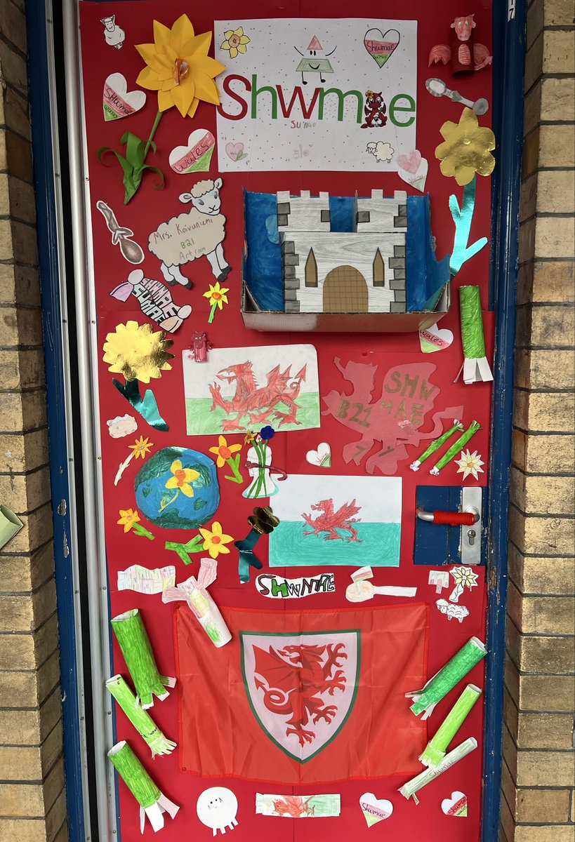 DyfArt's tweet photo. Well done to my form class 7Y on creating spectacular outcomes &amp; decorating our classroom door for Shwmae Sumae day! 🎨🏴󠁧󠁢󠁷󠁬󠁳󠁿 @dwryfelin @Dwryfelinwelsh https://t.co/G1X5f3vxzt