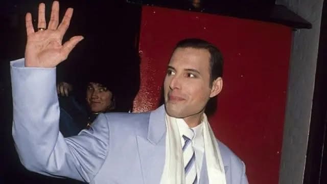 Un día como hoy hace 35 años, Freddie Mercury pidio cinco de maciza con todo