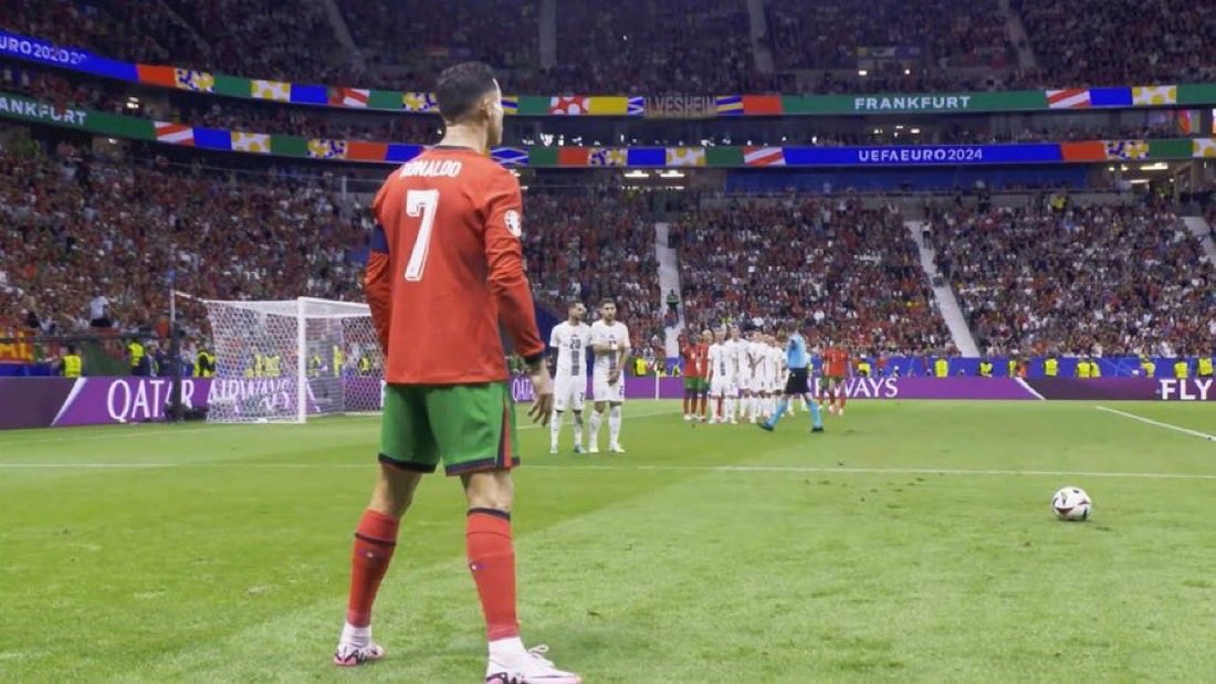 UTDTrey's tweet image. Ronaldo when he’s on 999 goals:
