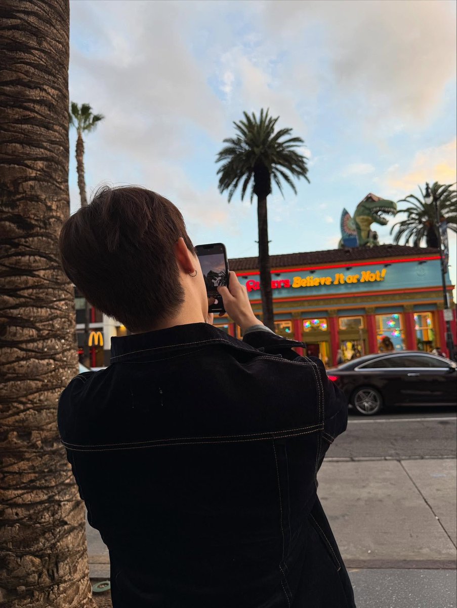 lovechankkura's tweet photo. dino capturing a dino in LA 😂 https://t.co/X5o2T7lR2S