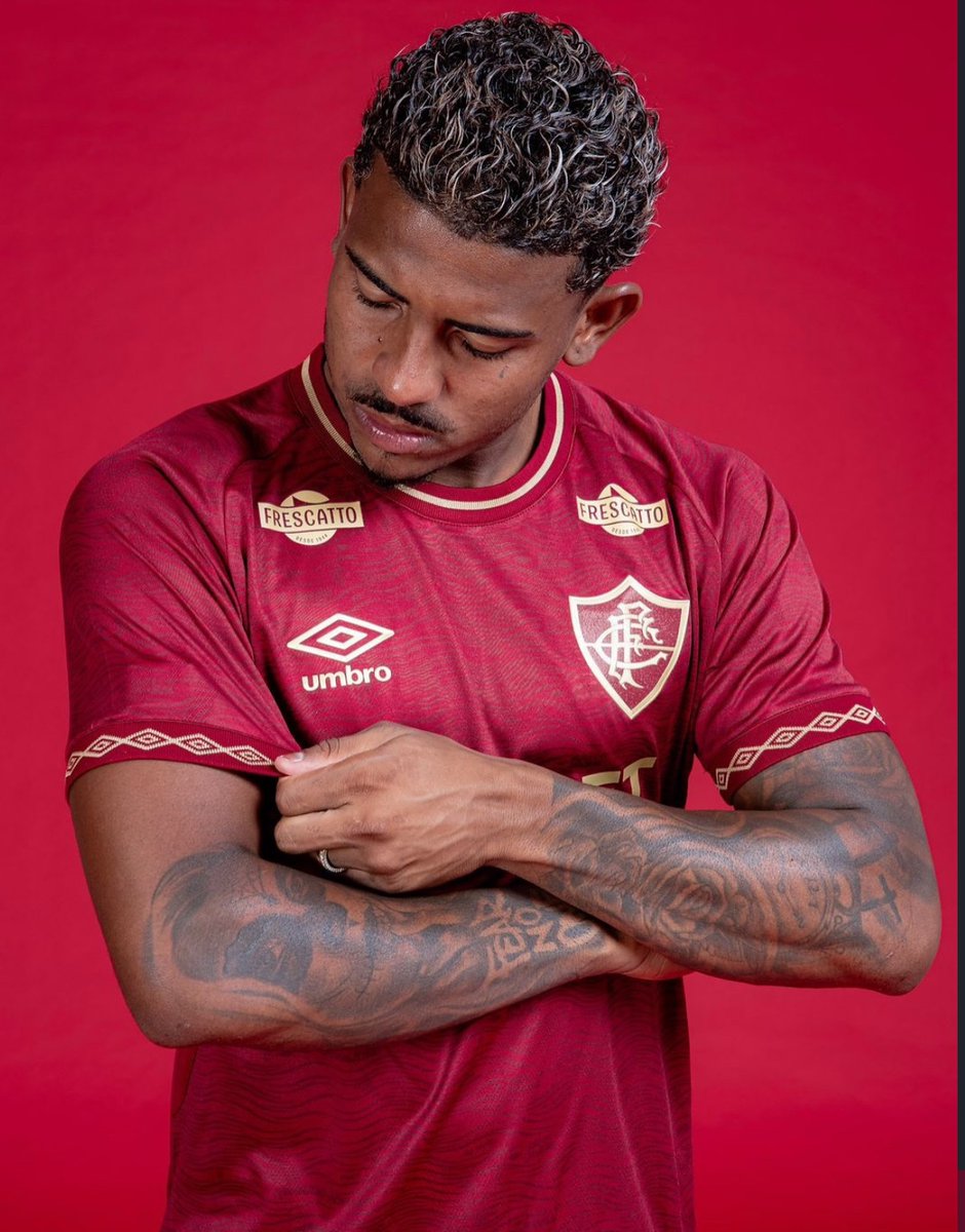 caiozxn10's tweet image. Que camisa foda pqp