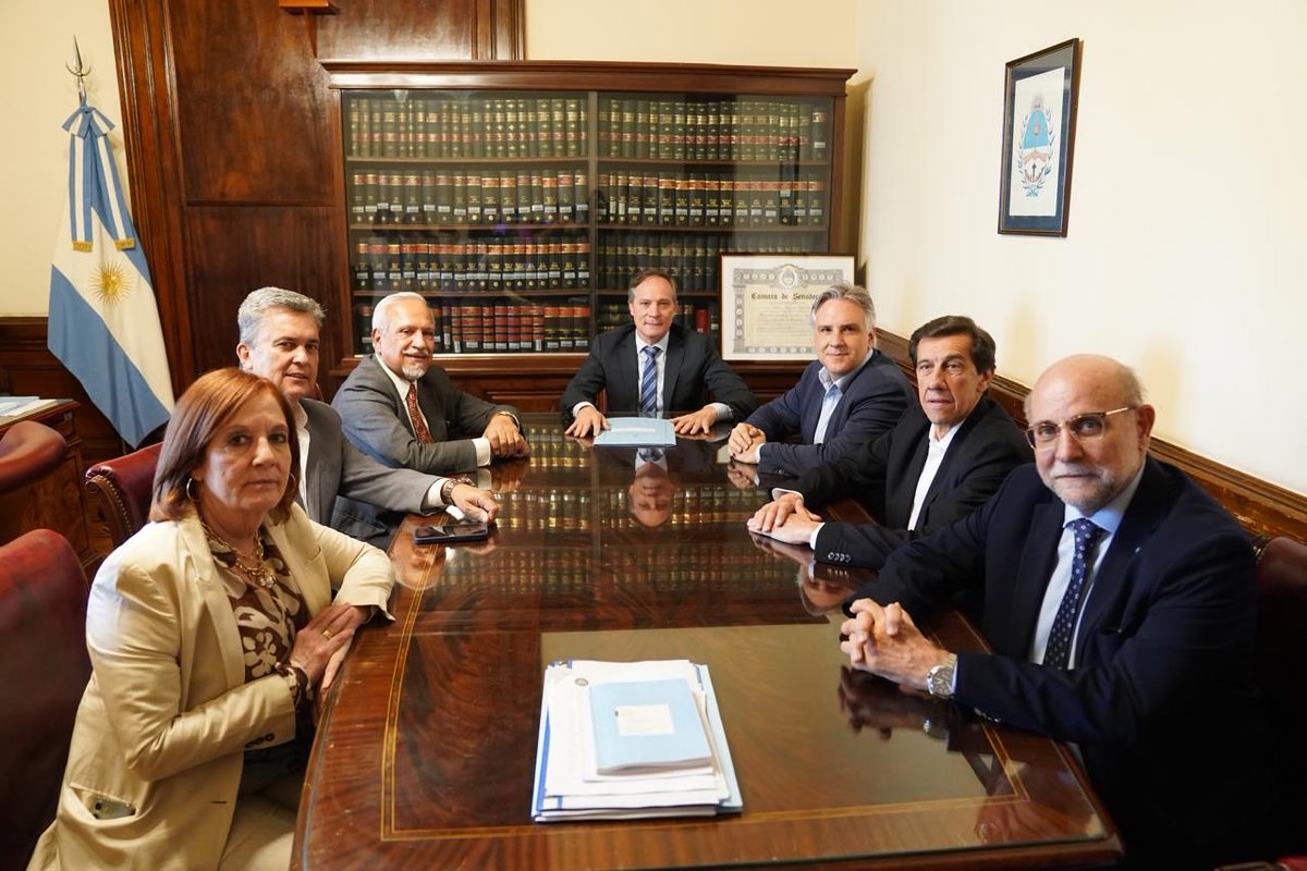 RESPALDAMOS UNA LEY DE BIOCOMBUSTIBLES FEDERAL Y PRODUCTIVA
Junto a varios senadores respaldamos el proyecto de Ley de Biocombustibles que hemos presentado . Para Salta y la región , que pueda  crecer la producción de alcohol de caña de azúcar y maíz es de gran  importancia.
Un
