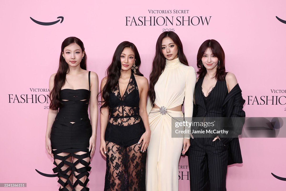 OLTSupport's tweet photo. Victorias Secret angels NAYEON, MOMO, JIHYO &amp; TZUYU at Victoria's Secret Fashion Show red carpet.🪽

TWICE LIGHTS UP VSFS
#TWICExVictoriasSecret
#VSFashionShow
@JYPETWICE https://t.co/yTj8tIkWUU