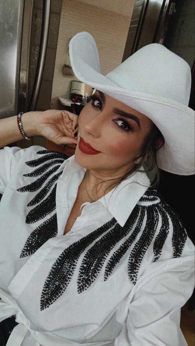 lavecinavanessa's tweet photo. Ya llegó su Azúcar por si estaban amargados 🤣🤣🤣, y para que se les quite el mal humor vayan a ver el nuevo podcats de #bandolebrias que está increíble con @pauloquevedoof y @sian_oficial ideal para #viudos #casados #solteros y #divorciados . https://t.co/cWJD42cml5 #vanessalavecina #lacomediantemassexydemexico #mevengoriendoconlavecina @bandolerashow