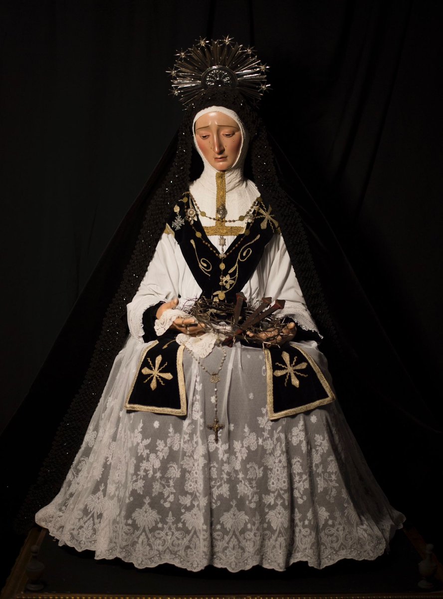 traspasoy7dolor's tweet photo. Con motivo de la festividad de Todos los Santos y la conmemoración de los Fieles Difuntos, Nuestra Señora del Traspaso y Siete Dolores se presenta ataviada de luto castellano.1/2
#CofradíasMLG 
#VísperasMLG https://t.co/3KsaLVOeEt