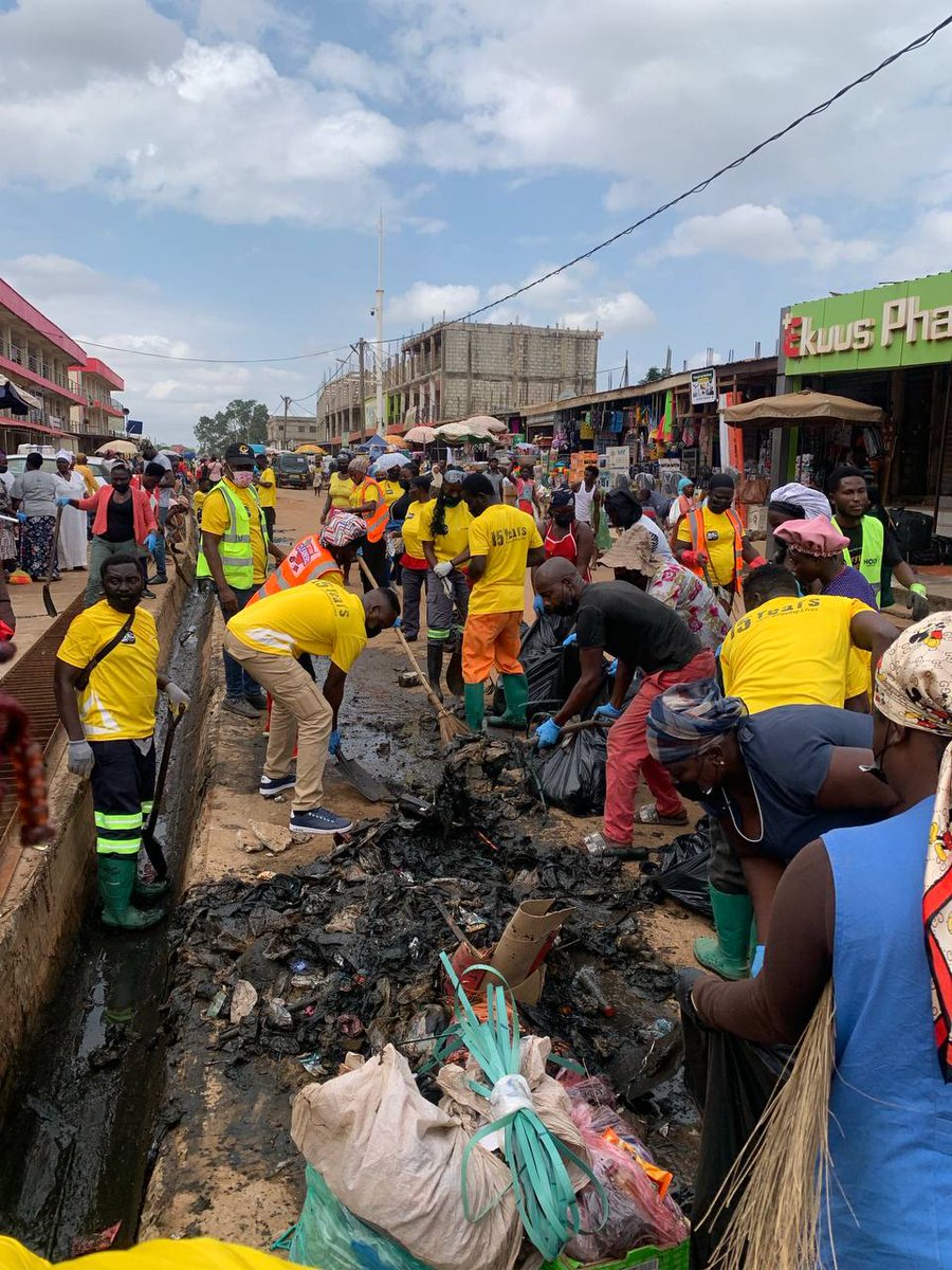 SenatorNorgbey's tweet photo. I want to appreciate @buzstopboys Boys for their patriotic service to the nation and also stopping by my constituency to give it a good clean. 
I hear your appeal for sustained clean up exercise in Ashaiman and I will reach out and see how best we can work that out. 

Kudos lads! https://t.co/cFUsOtIDeM