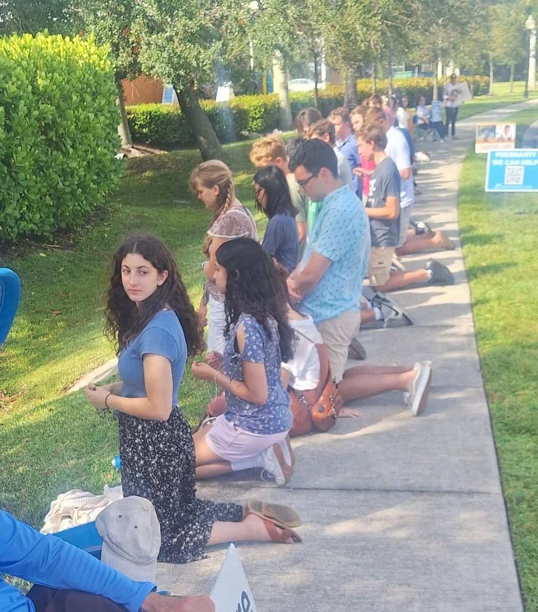 More than 30 students from Ave Maria University in Florida knelt in prayer outside the Planned Parenthood facility in Fort Myers.

Image: Diocese of Venice