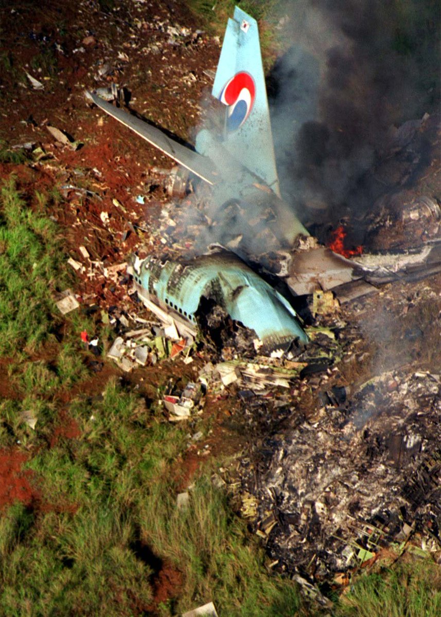 ikhwanuddin's tweet image. btw ini budaya buruk Korea Selatan yg pernah menyebabkan kecelakaan pesawat (Korean Air Flight 801) akibat dari subordinat yg sungkan kepada "atasan".
sejak itu protokol keselamatan penerbangan ditingkatkan, termasuk beralih ke komunikasi bahasa Inggris (yang lebih egaliter).