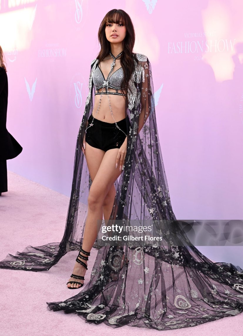 acervochaelisa's tweet image. MEU DEUS!!! Lisa acaba de aparecer no red carpet do VICTORIA SECRETS.