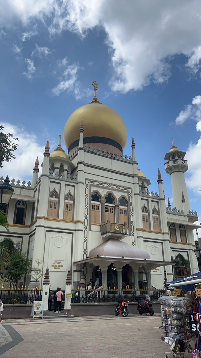 سنغافورة دولة جزرية من أجمل وجهات السياحة في العالم وتقع على جزيرة جنوبي ماليزيا ويفصلها عنها مضيق جوه
والطقس في سنغافورة استوائي ورطوبة  عالية حيث تهطل الامطار على مدار السنة و الحرارة عادة بين 25 و 35 درجة وافضل وقت للسفر اليها  هو طول ايام السنة و وخصوصا من اغسطس الى ديسمبر .