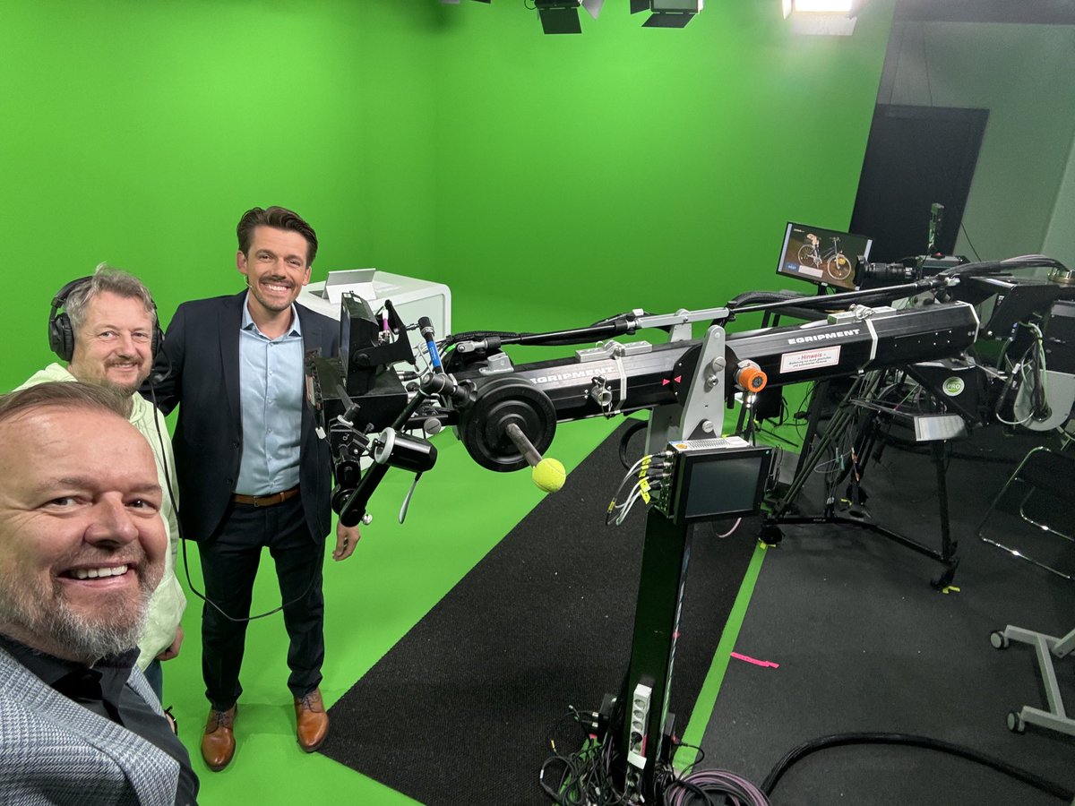 JoergZajonc's tweet photo. Erste Sendung im neuen Studio von ⁦@RTLWEST⁩. Alles lief glatt. Studio und Regie sind ein echter Quantensprung für uns. Danke 🙏 an alle, die das möglich gemacht haben ⁦@RTL_com⁩ https://t.co/oKwBHRZxFA