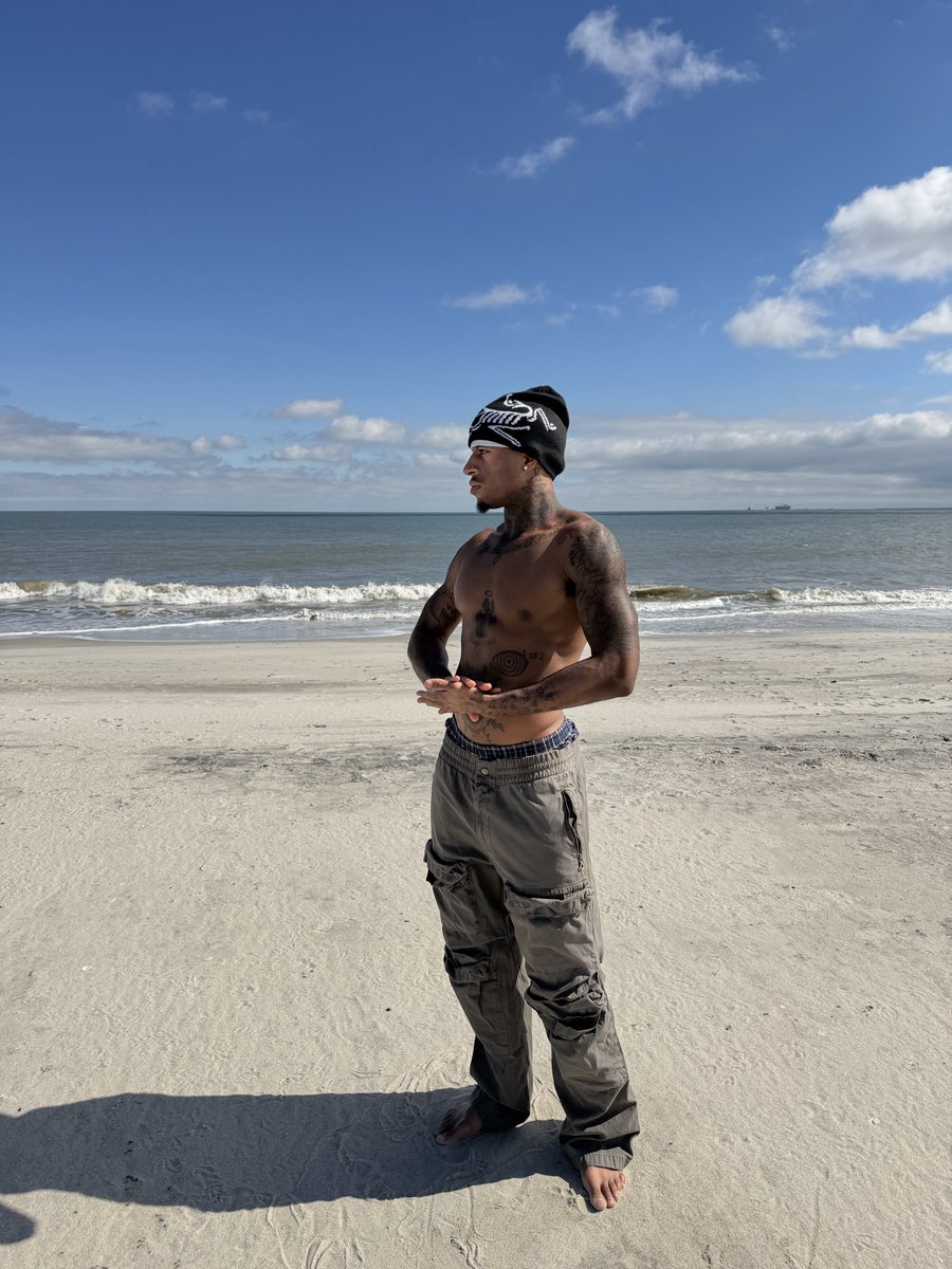 in_my_flop_era's tweet image. I smell like ice cream and pheromones