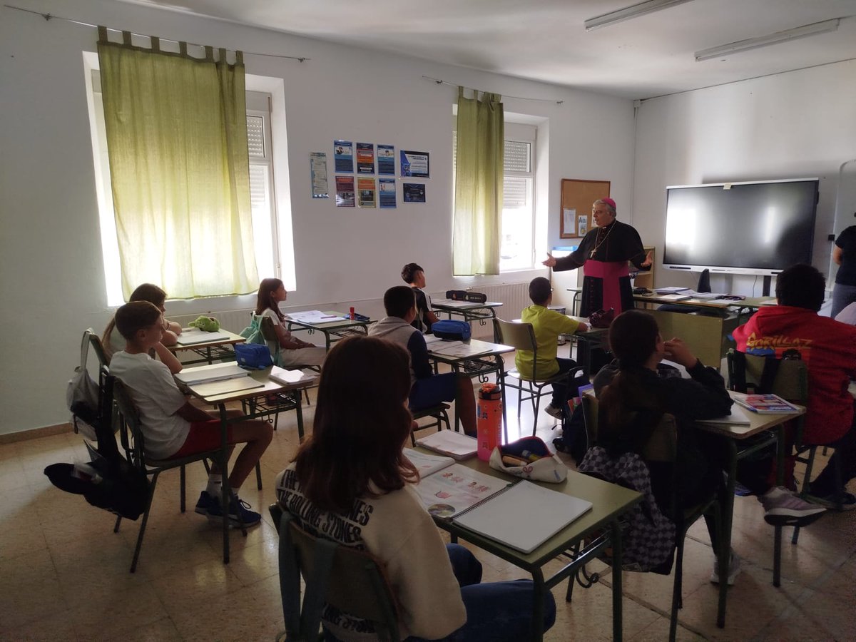 EMVE2012's tweet photo. Escuela de oración, visita al Ayuntamiento, encuentro en el CEIP José María Carande, visita al cementerio... https://t.co/9XNhDpQG3Q