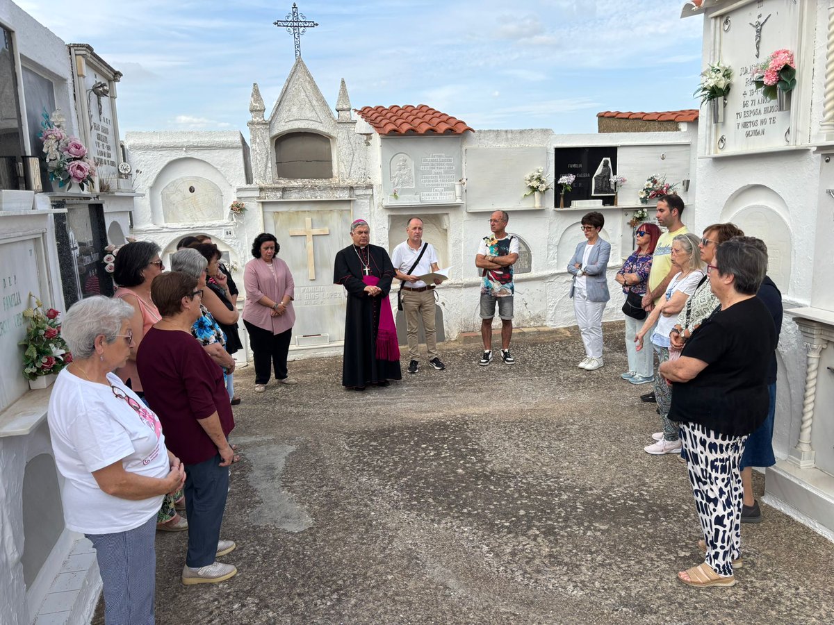 Escuela de oración, visita al Ayuntamiento, encuentro en el CEIP José María Carande, visita al cementerio...
