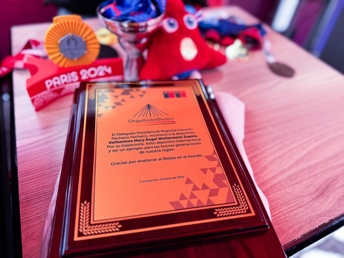 🏅 La paracanotista y medallista de oro Katherinne Wollermann recibió el reconocimiento “Orgullo del Biobío” de manos del Delegado Presidencial, Eduardo Pacheco. Un homenaje a su trayectoria y al ejemplo de esfuerzo y superación que inspira a toda la región. 🙌