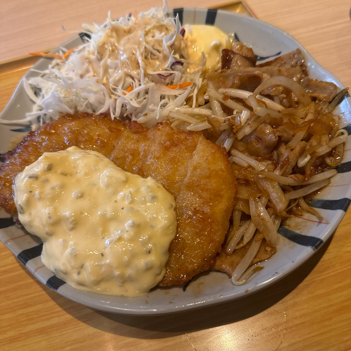 4poy's tweet photo. 高級料理に飽きたとかじゃなくて、
「こういうのでいい」って思える余裕が人生を楽にするんよ。

迷わずチキン南蛮と生姜焼き選べる大人、普通に幸せやからな。

#やよい軒 #食の価値観 #大人の余裕 #Alan視点 https://t.co/xSHHz1xk2Q