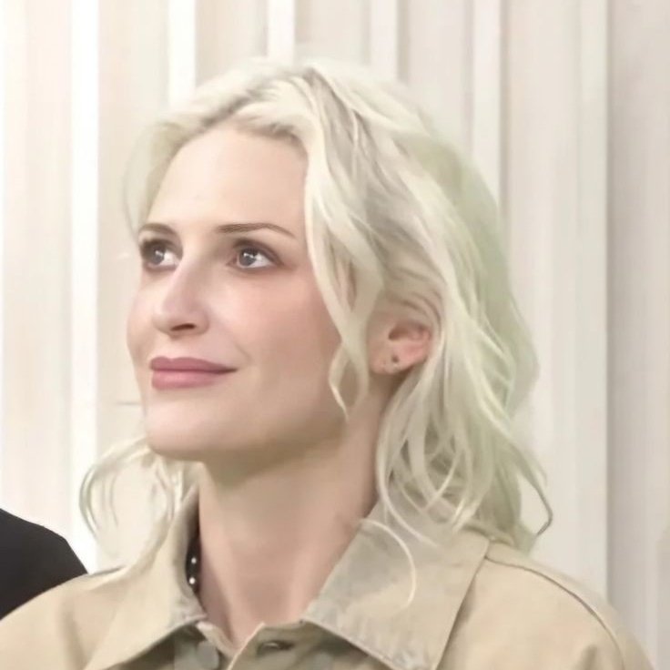 can't believe she looks like this and doesn't update insta every single day...