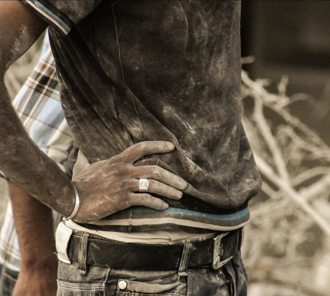 daniastark3k's tweet image. خرج صباحاً إلى عمله ليعود بعد ساعات ليجد أطفاله وزوجته شهداء تحت الأنقاض بعد قصف للطائرات الروسية لمنزلهم في ريف اللاذقية

التقطت هذه الصورة منتصف أيلول ٢٠١٥ بعد أيام قليلة من بداية التدخل الروسي اللعين

بيننا وبين أعدائنا جبال من الجماجم وأنهار من الدماء وبحار من الثأر والغضب..