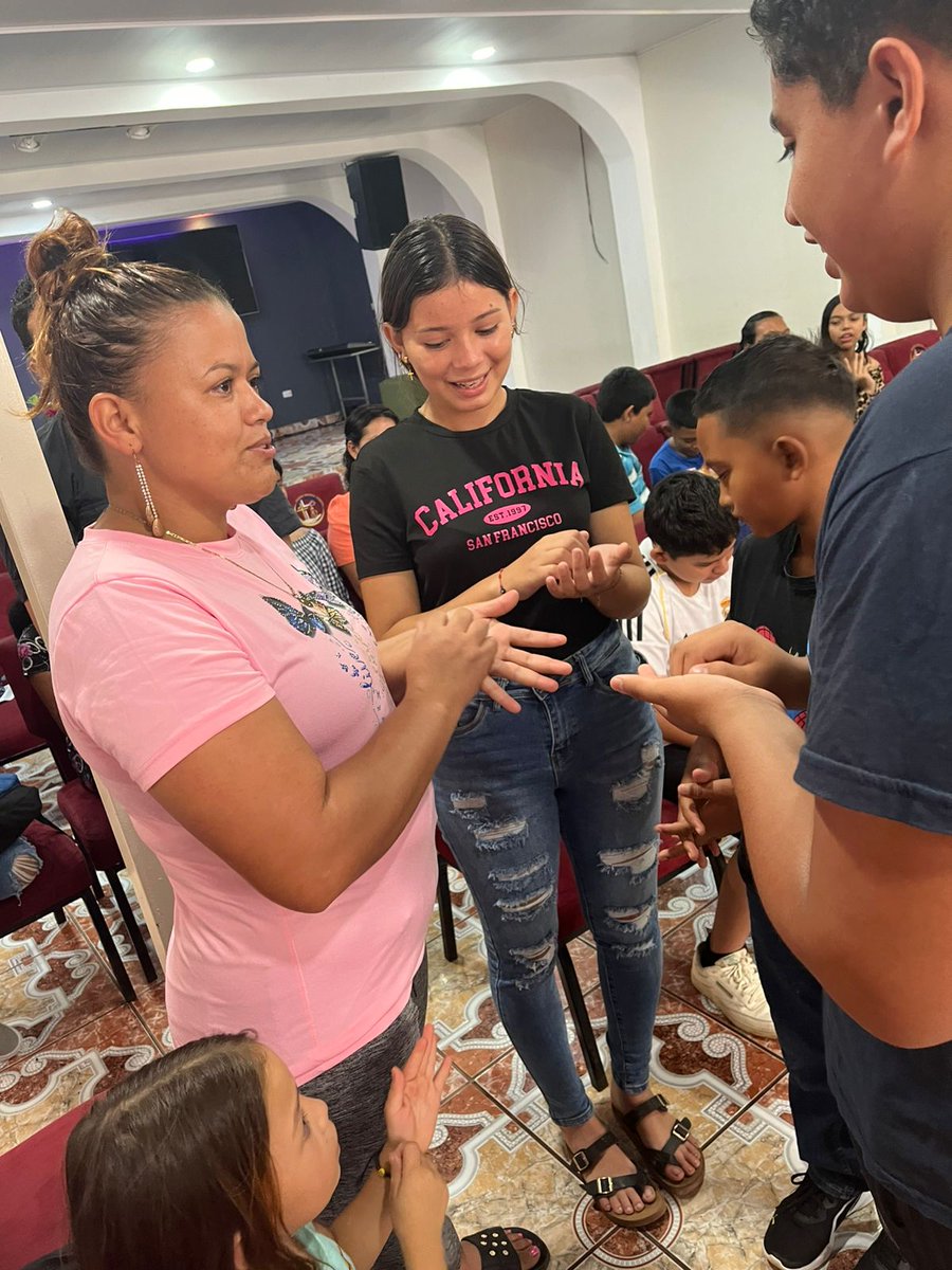 unicefsv tweet media