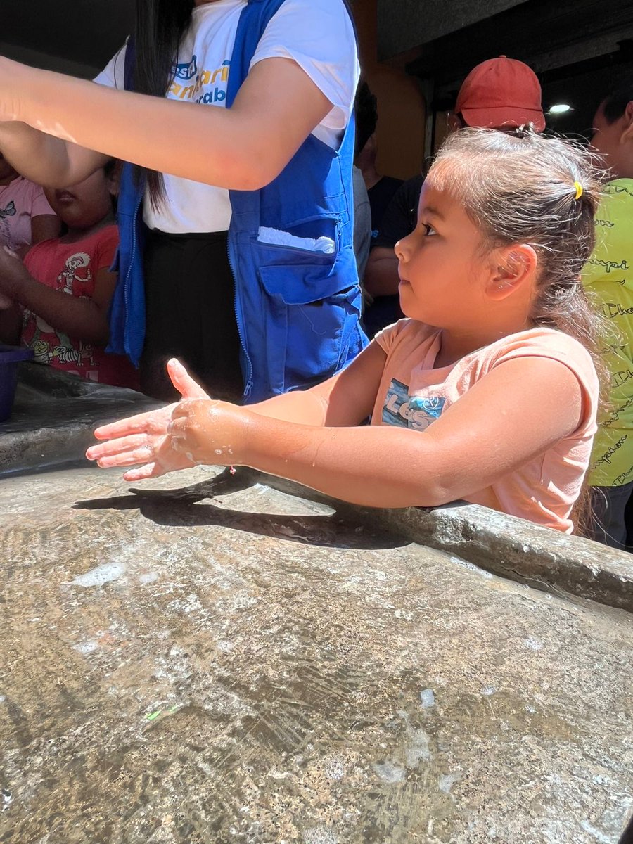 unicefsv tweet media