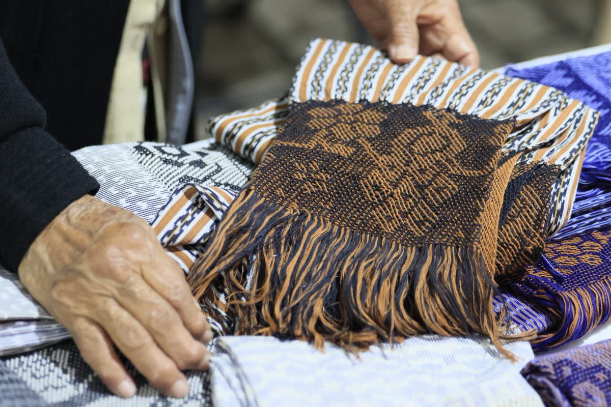 CulturaEdomex's tweet image. El rebozo es un legado que nos envuelve en historia, arte y tradición.
Durante la Cuadragésima Sesión Ordinaria de Cabildo de #Tenancingo, se aprobó por unanimidad declarar el primer lunes de cada mes como “Lunes de Tradición y Rebozo”.
#ElPoderDeServir