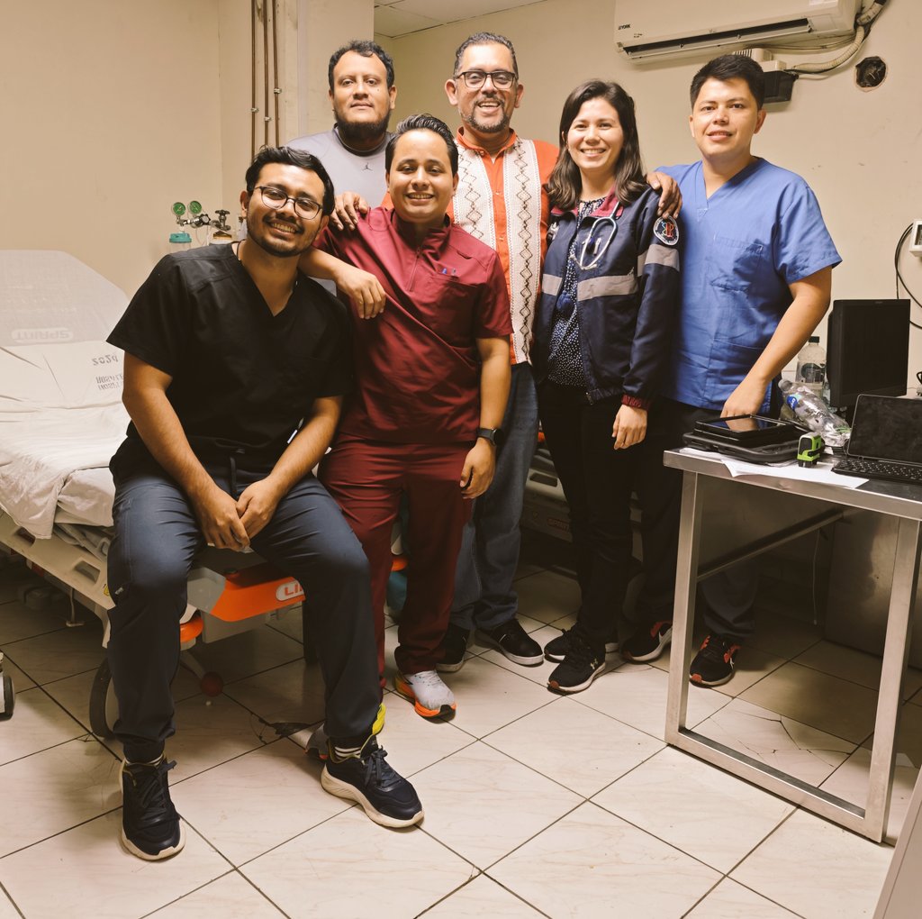 CARLOSGODINEZ5's tweet photo. Queda para la historia que fuí el primer coordinador de la especialidad en Medicina  de emergencias del hospital Rosales. Estos jóvenes serán parte del nuevo hospital. Me dicen que la visión de las autoridades es la de no discriminación, no maltrato y excelencia en la atención.. https://t.co/zHAs9NcVgF