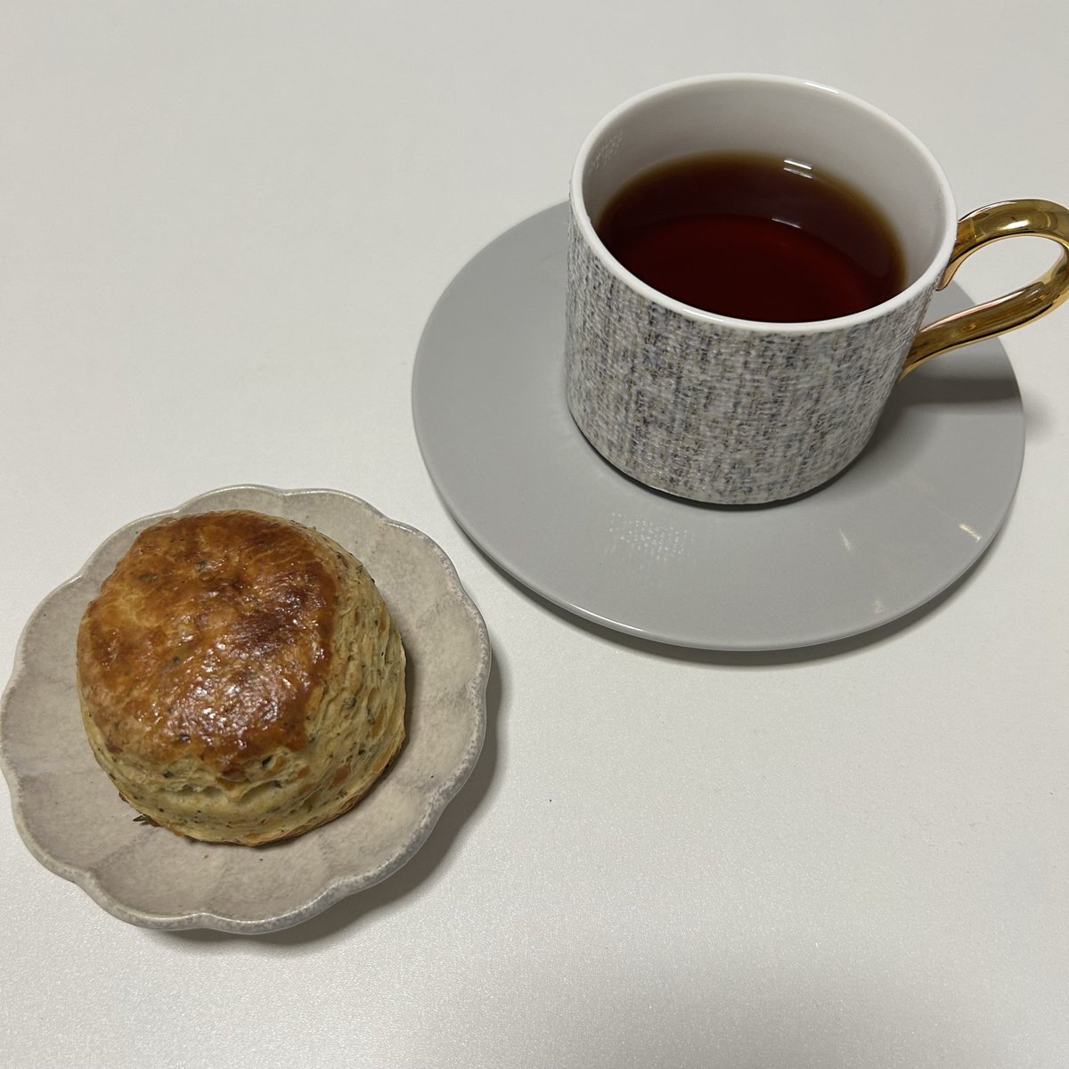 ss_spode's tweet photo. 今朝の一杯
🫖ファーラーズのアールグレイ
🧁チーズスコーン

肌寒くて布団から出るのが億劫でした💦
今日もほどほどに頑張りましょう〜
 #茶好連 #木漏れ日のお茶会 https://t.co/Rzwp0QEDMw