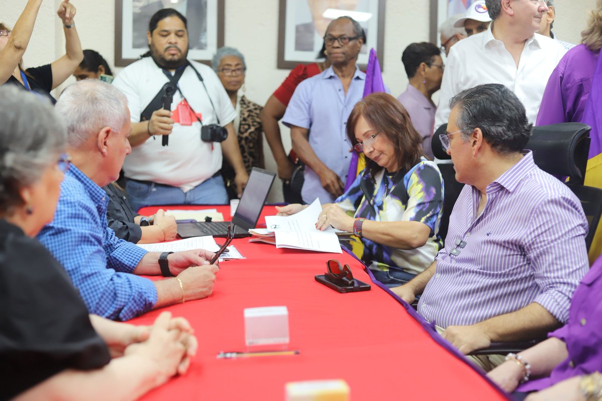 panamenistas's tweet photo. Carlos Raúl Piad oficializa su postulación a la Presidencia del Partido Panameñista. #Panameñistas https://t.co/RB1T3QHSMP