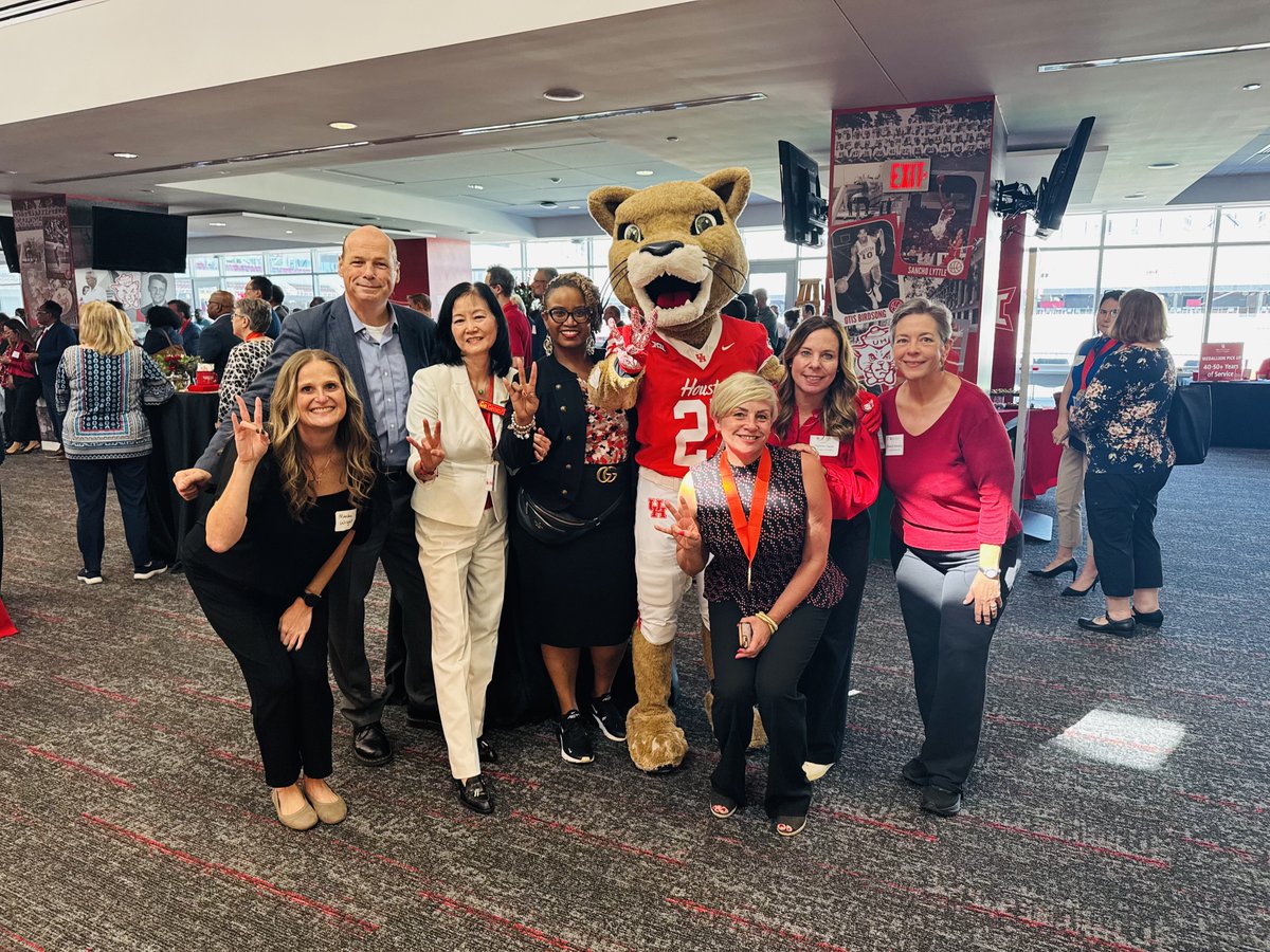 UH_SocialWork's tweet photo. Our GCSW community enjoyed the UH Fall Celebration hosted by @uhprovost Diane Chase. Our Faculty & Staff are showing their #CougarPride alongside our @UH_GCSWDean and @UHpres!
#UHSocialWork #UHGCSW #chartingourpath https://t.co/ix4qvTTpik