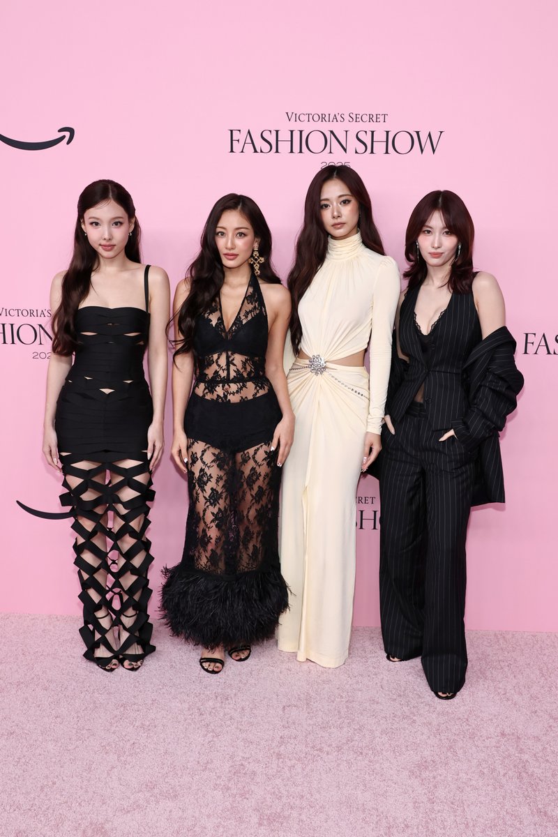 KarasCasshern's tweet photo. NAYEON, MOMO, JIHYO &amp; TZUYU at Victoria's Secret Fashion Show pink carpet HQs!

TWICE LIGHTS UP VSFS 
#TWICExVictoriasSecret #VSFashionShow

@JYPETWICE https://t.co/wQX2tGXvGp