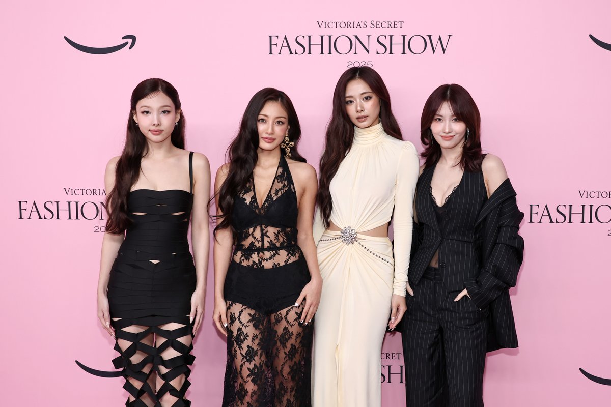 KarasCasshern's tweet photo. NAYEON, MOMO, JIHYO &amp; TZUYU at Victoria's Secret Fashion Show pink carpet HQs!

TWICE LIGHTS UP VSFS 
#TWICExVictoriasSecret #VSFashionShow

@JYPETWICE https://t.co/wQX2tGXvGp