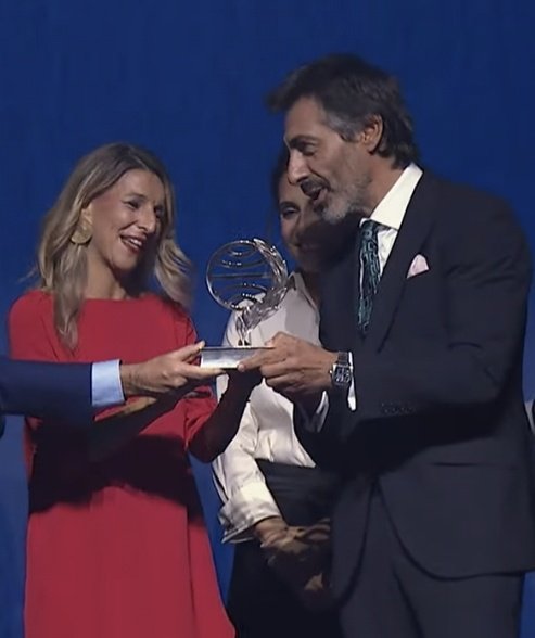 Esta imagen de Yolanda Díaz en Saraolandia con Juan del Val entregándole 1 millón de euros es otra de tantas que la perseguirá toda la vida.
De sarao en sarao y tiro porque me toca.