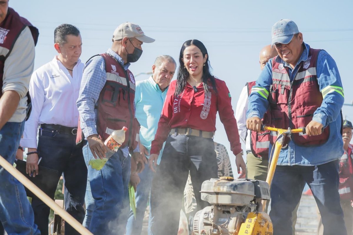 BetzabeMtzA's tweet photo. 🚧 Arrancamos el programa de bacheo en la colonia San Antonio
Con una inversión estimada de 5 millones de pesos, comenzamos a mejorar las vialidades en toda la ciudad.
¡Seguimos trabajando por calles más seguras y transitables para todos! 🚗

#ElCorazónDeLaTransformación https://t.co/zlRF72r1M6