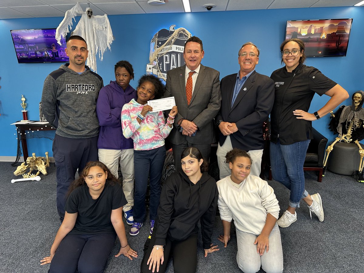 HartfordPal's tweet photo. Thank you @LibertyBank_CT for your generous donation to @HartfordPAL. To William Curtin and Toral Maher of @LibertyBank_CT thank you for making this grant a reality!                    @LibertyBank        Helping PAL youth to a brighter future! https://t.co/gP8lj4R3Tq