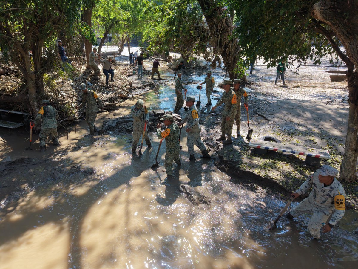 Claudiashein's tweet image. Visitamos la zona afectada por el desbordamiento del río en Tamazunchale, San Luis Potosí. Ya inició el censo de Bienestar. Gracias a las y los elementos de Defensa Nacional y Marina por su entrega incansable; trabajamos en coordinación con el gobierno estatal.