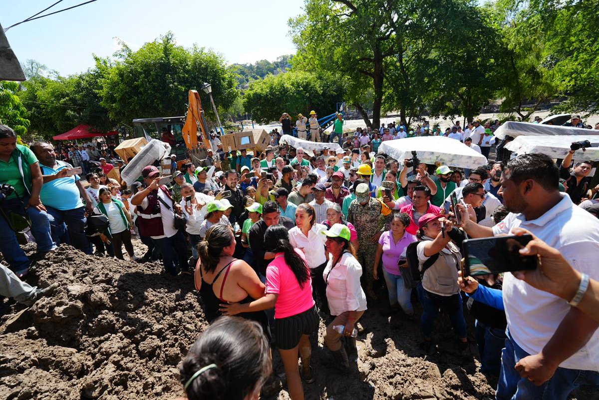 Claudiashein's tweet image. Visitamos la zona afectada por el desbordamiento del río en Tamazunchale, San Luis Potosí. Ya inició el censo de Bienestar. Gracias a las y los elementos de Defensa Nacional y Marina por su entrega incansable; trabajamos en coordinación con el gobierno estatal.
