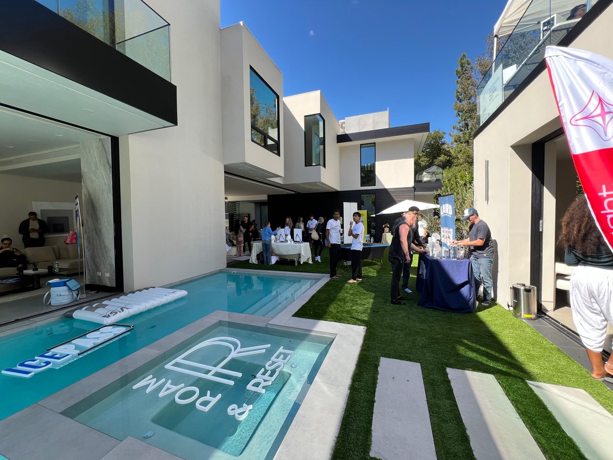 Techweek_'s tweet photo. Networking in a Bel Air mansion 😮‍💨🌴
Rejuvenation Mansion – Wellness Reset brought together founders, investors &amp; wellness leaders for cold plunges, massages, sauna circuits, giveaways &amp; more 🧊💆‍♀️

@eliteluxhomes @rivian @nike @ramp @lairdsuperfood @kunal_nc https://t.co/XdJlpg2LJK