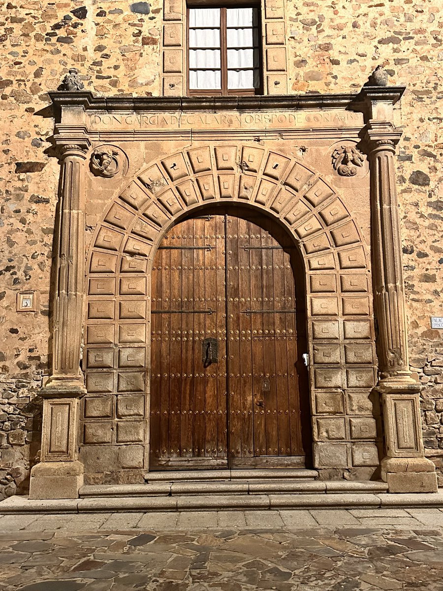Visita a Càceres i al seu cas històric declarat Patrimoni de la Humanitat <a href="/UNESCO/">UNESCO 🏛️ #Education #Sciences #Culture 🇺🇳</a>, en el marc del comgrés de #Geografia de la <a href="/AGE_Oficial/">Asociación Española de Geografía</a>