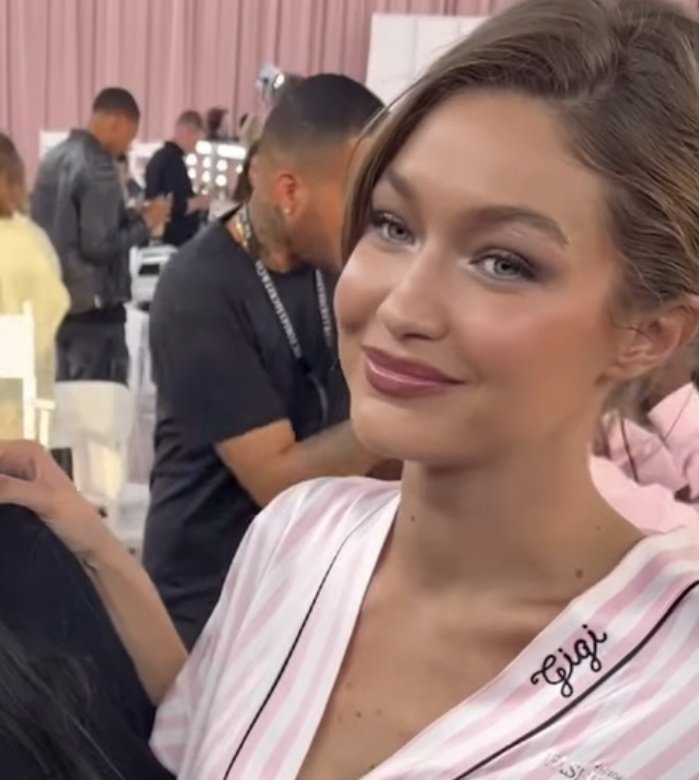 deartaylorrs's tweet image. gigi é uma barbie humana OLHA ESSE ROSTINHO 🤌🏻