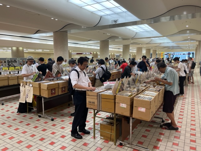 RecordJungle's tweet photo. いよいよ明日開催の第13回秋の音盤祭。金沢駅地下のもてなしドームに全国１５店の音盤専門店が集結し１００台のテーブルに１０万点の商品を並べる。１７日（金）は１５時から２０時半まで、１８日（土）は８時から２０時半、そして最終１９日（日）は８時から１８時まで。同時開催のパネル展も楽しみ。 https://t.co/PS1Dq7NVnD