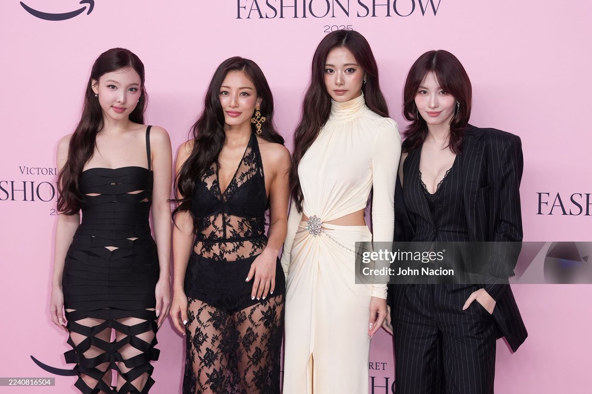 vsactu's tweet image. TWICE on the Pink carpet #VSFashionShow