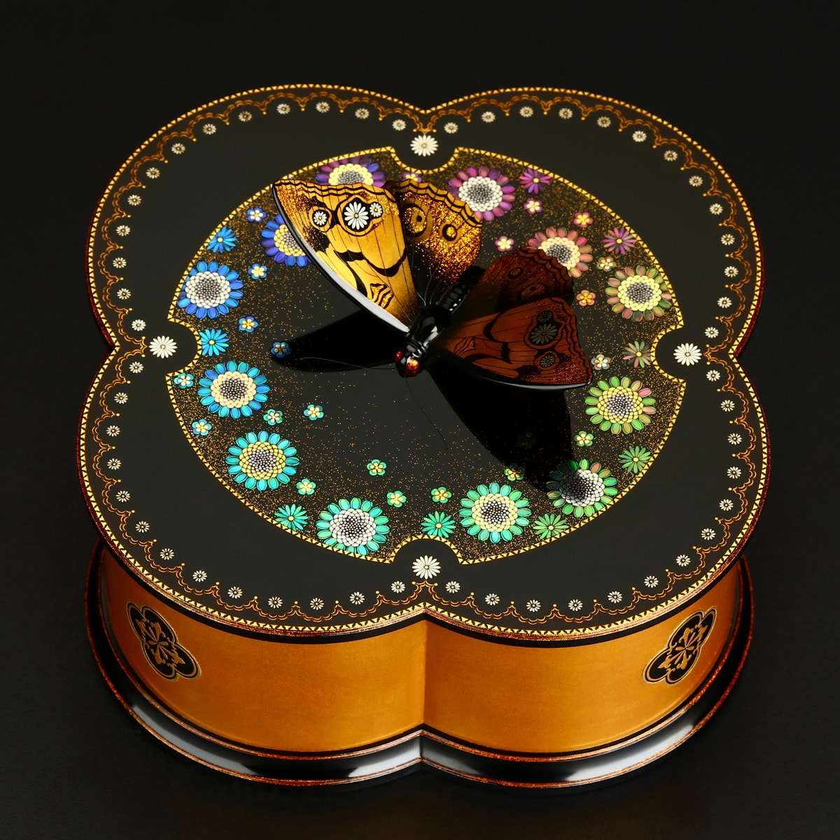 展示作品のご紹介：花蝶螺鈿蒔絵箱 (2023年｜日本│橋本千毅│個人蔵