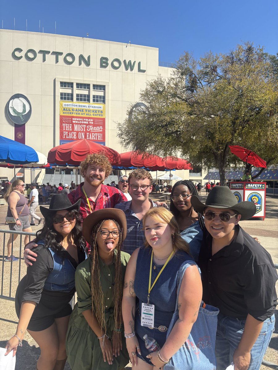 elistakes's tweet image. Reporting live from the @StateFairOfTX with North Texas Television!! This is by far the coolest opportunity I have been given and I am so thankful to have been a sports anchor and an analyst on the first annual Red River Recap!