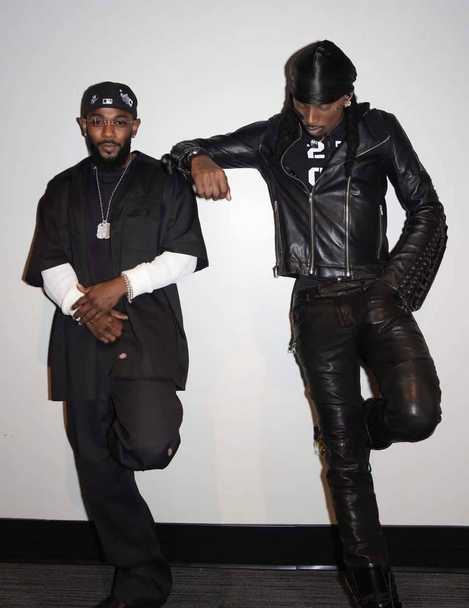 sahbarbii_'s tweet image. this give them nyc butch queens posing with their short house father that looks trade but actually vouges fem