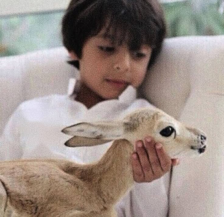 KE11TR000's tweet image. #صباح_الخير 🌹
🕊️🕊️
لو يشيب الحال » غلاك مايشيب
ياصاحب ن » عشت به كل الحياه
زعلك يعل الروح » و رضاك الطبيب
معك سقت العمر لين »» آخر مداااه
🕊️🕊️