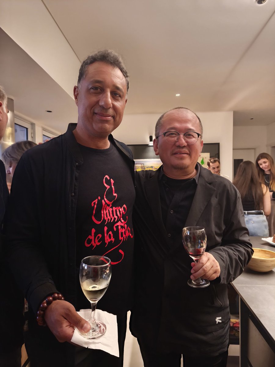 En 2022 fue una gran sorpresa y disfrute encontrar una obra de grandes dimensiones de Liu Ruowang (uno de los artistas chinos contemporáneos más importantes) en Beijing. El maestro Liu está de visita Uruguay y piensa en donar una obra. Preciosa experiencia conversar con él.