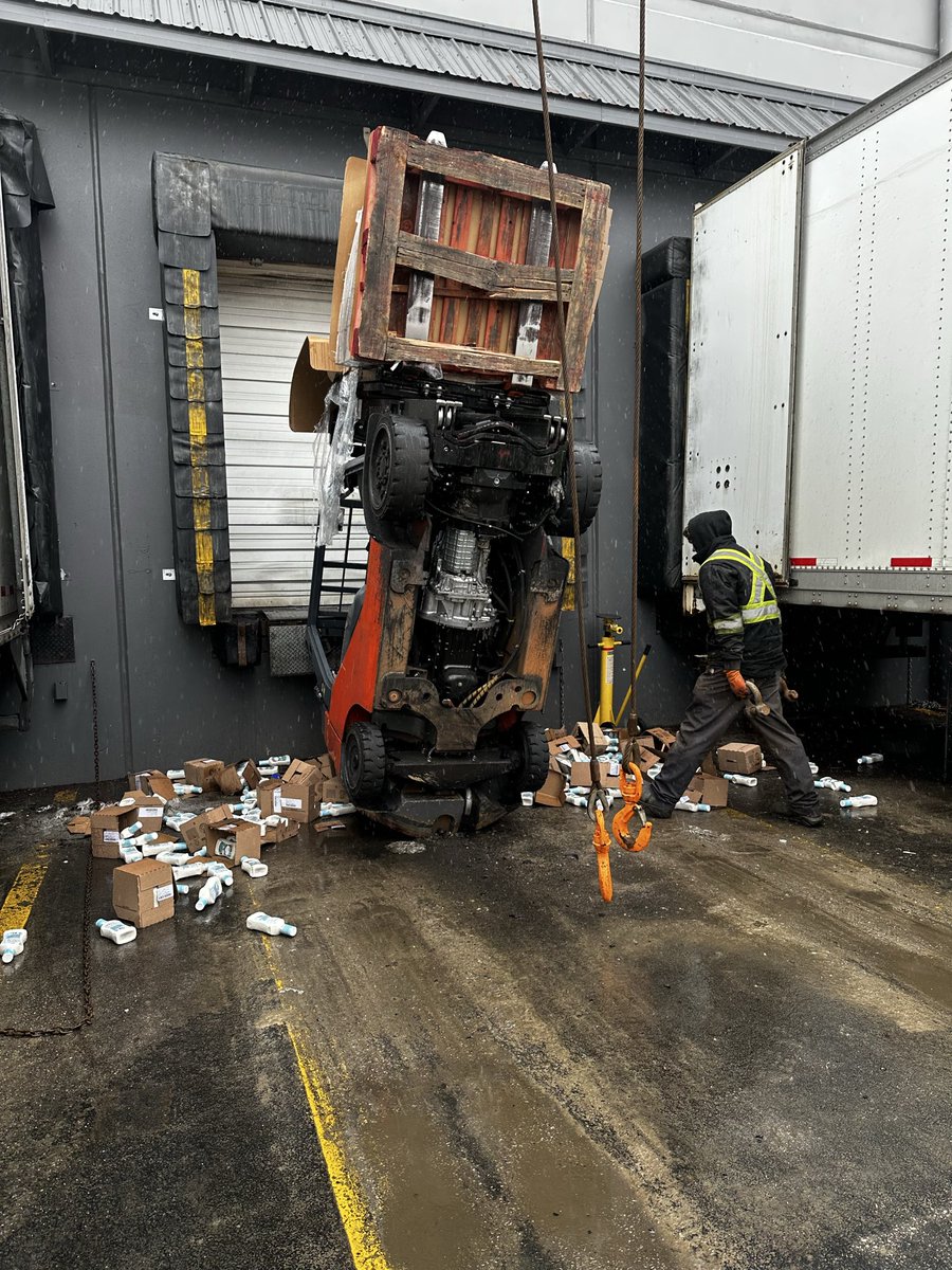 ryantheramsfan's tweet image. I don’t claim blue collar - I am blue collar 
How about that one time home boy drove off the dock? Or the other time homeboy drove into the trailer and it collapsed? #warehouse #warehouseworkflow #BlueCollar