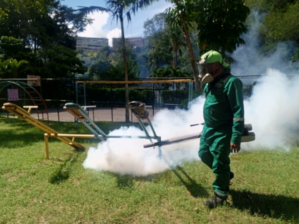 Nuestro equipo de #Fumigación🦟 se encuentra trabajando en el plan preventivo en:

📍Urb. #Guaicay 

Si conoces algún caso de dengue en tu zona, puedes reportarlo a través de: epidemiologiabaruta@gmail.com