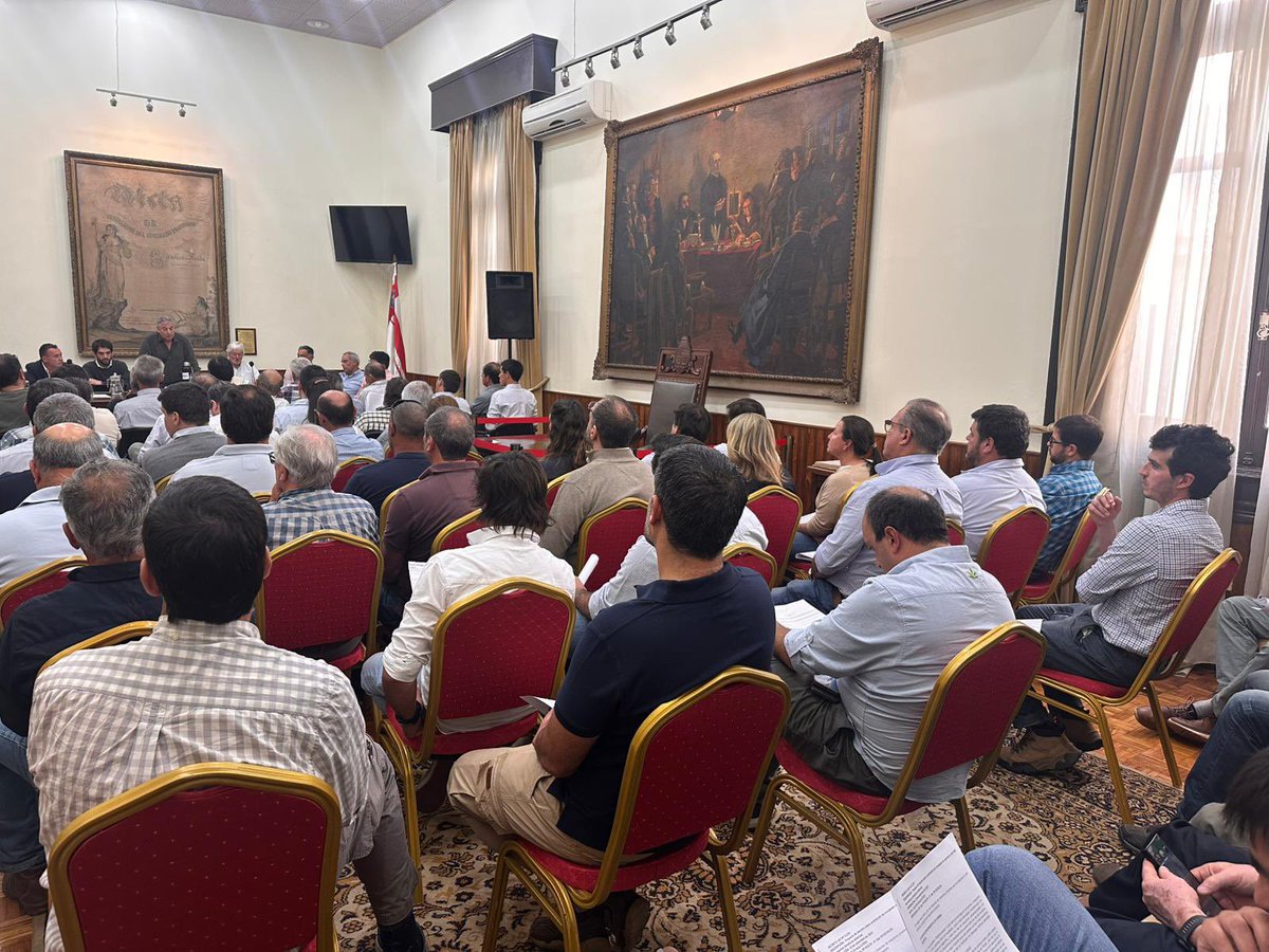 Carlos Enciso Christiansen (@pajaroenciso) on Twitter photo Muy buen intercambio junto a parte
del equipo de la <a href="/FloridaIDF/">Intendencia de Florida</a> con gremiales de productores, transportistas y consignatarios de ganado. Analizando la problemática de la caminería rural y, en particular ,el decreto de circulación luego de los días de lluvia. Muy buen intercambio junto a parte
del equipo de la <a href="/FloridaIDF/">Intendencia de Florida</a> con gremiales de productores, transportistas y consignatarios de ganado. Analizando la problemática de la caminería rural y, en particular ,el decreto de circulación luego de los días de lluvia.
