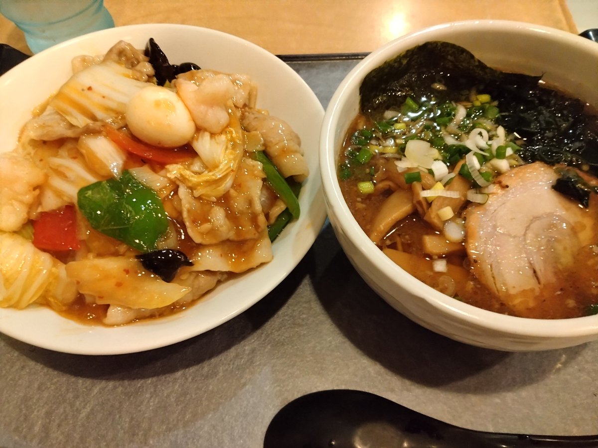 おはようございます☁

一昨日のランチ
ラーメンと中華丼のセット。写真だと大きさが分かりませんが、丼は小です。中華丼の具が多くて旨いし、半ラーメンも手抜きなし。
最近、ハマってます👍50円の割引券を使って、税込885円

疲れがたまる木曜日ですが、乗り切りましょう👍良い一日を✨